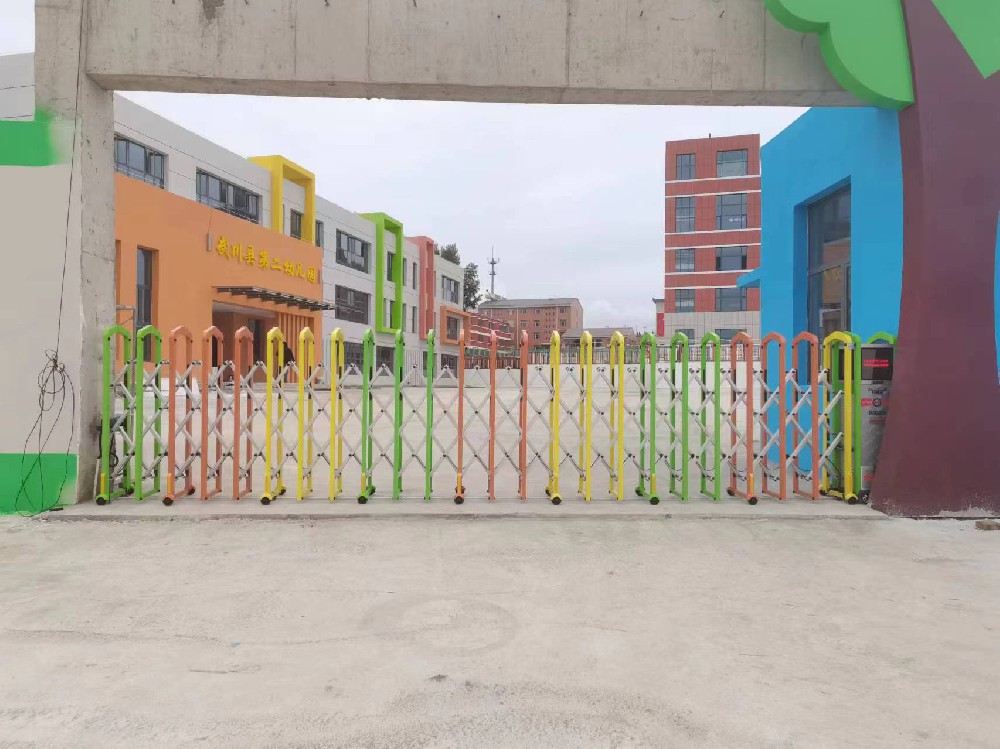 武川第一小學(xué)附屬幼兒園安裝電動(dòng)伸縮門
